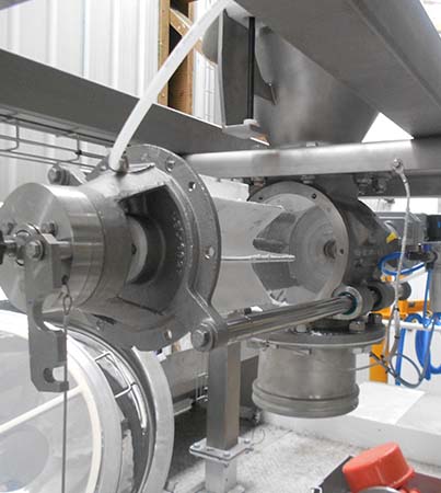 Industrial rotary feeder for granules and powders