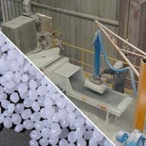 Automatic bag emptying for feeding extrusion line