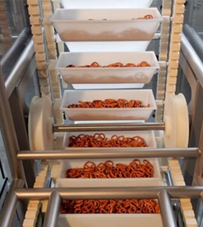 Production of aperitif cakes in the food industry