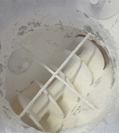 Buisvormige schroef voor de opslag van calciumcarbonaat