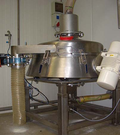 Vibratory screener on pneumatic transfer