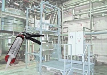 Discharge and pneumatic conveying of fluorinated derivatives