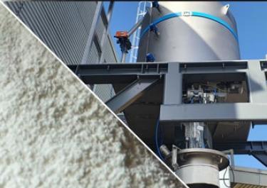 emptying-wagon-of-starch.jpg Starch discharging