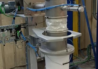 Filling head for bucket filling