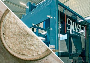 optimalisatie-transport-decompactering-grote-zakken-voedsel-nl-wd SmashR machine voor het decompacteren van grote zakken in de voedingsindustrie. Links bloem in een kom; rechts een aanzicht van de machine met de inscriptie 'SMASHR'.