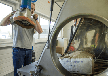 powder conveying sack lifter