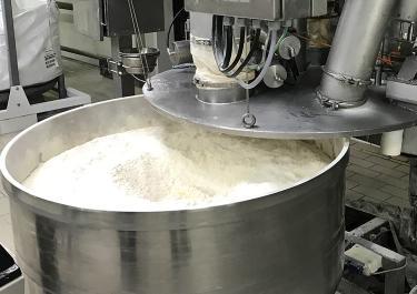Automatic feeding of a mixer