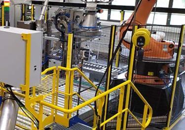 Automatisation de l’alimentation des machines de vidange de sacs avec des robots.