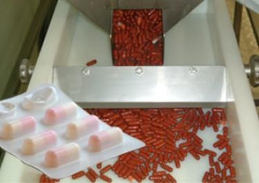 Mechanische overbrenging van farmaceutische capsules Mechanische overbrenging van farmaceutische capsules