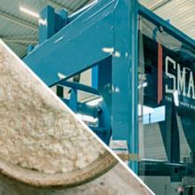 SmashR machine for decompacting big bags in the food industry. On the left, flour in a bowl; on the right, a view of the machine with the inscription 'SMASHR'.