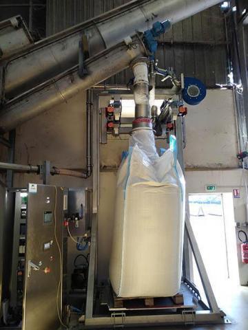 Big bag filling under screw conveyor