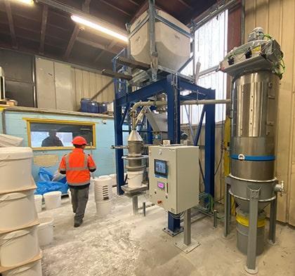 Dust removal system on bucket filling station 