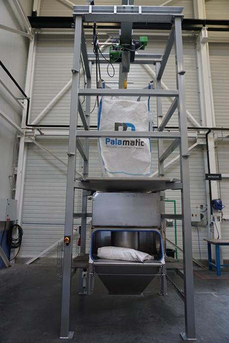Deconditioning station for bulk bags and sacks