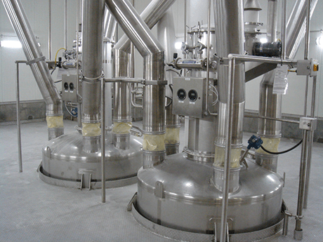 flexible connection for reactor feeding