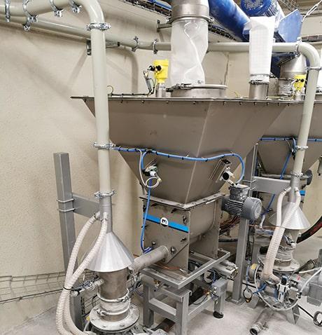 Hopper on screw feeder