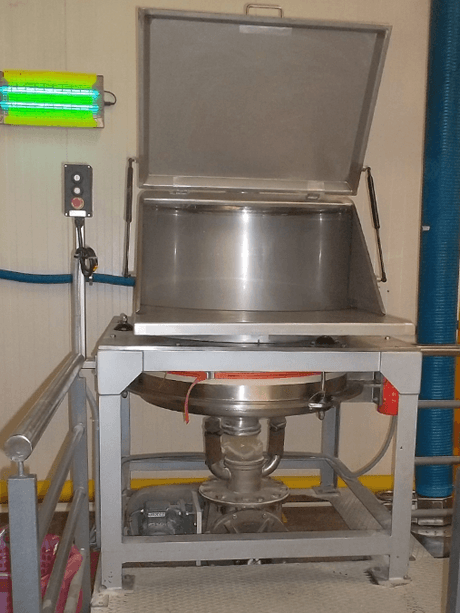 sack dumping station integrated sieve