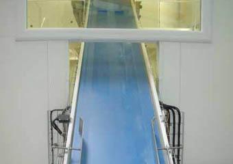 Automatic sack discharging belt conveyor - Bulk material and powder handling